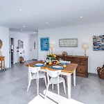 Luxury Beachfront 2bd Ac Wifi Ocean Balcony *