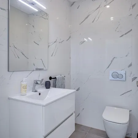 Premium Beachfront 2bd Ac Wifi Ocean Balcony