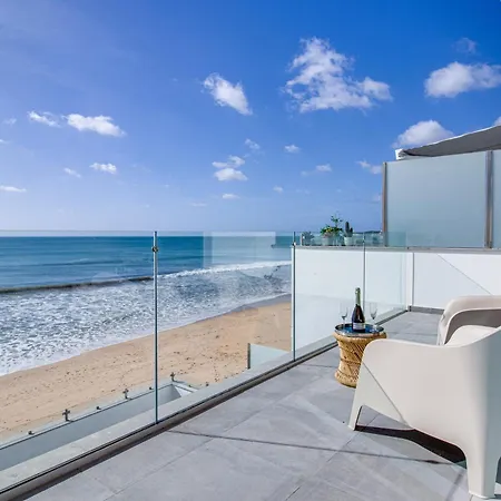 Апартаменты Premium Beachfront 2bd Ac Wifi Ocean Balcony *
